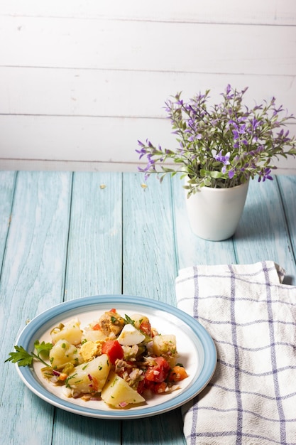 Тарелка с аппетитным блюдом на деревянном столе